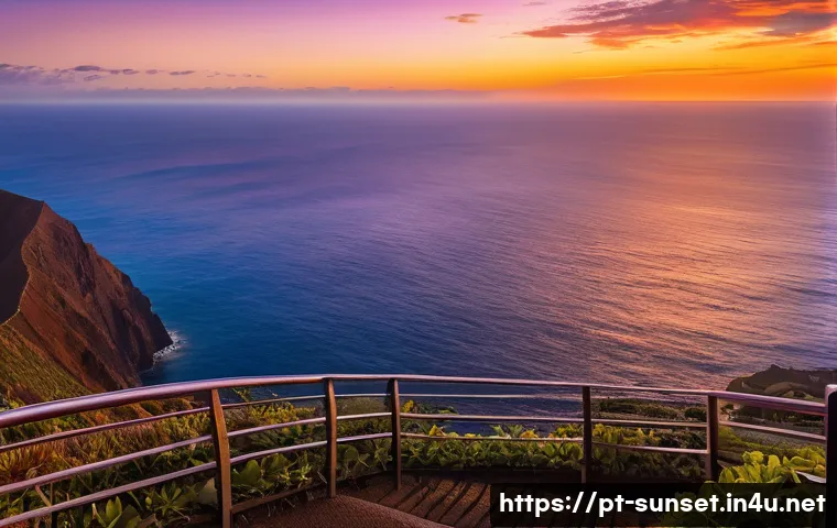 선셋포인트 산 정상에서 보는 선셋 - A panoramic, breathtaking view of the sunset over the Atlantic Ocean from a high viewpoint in Ponta ...